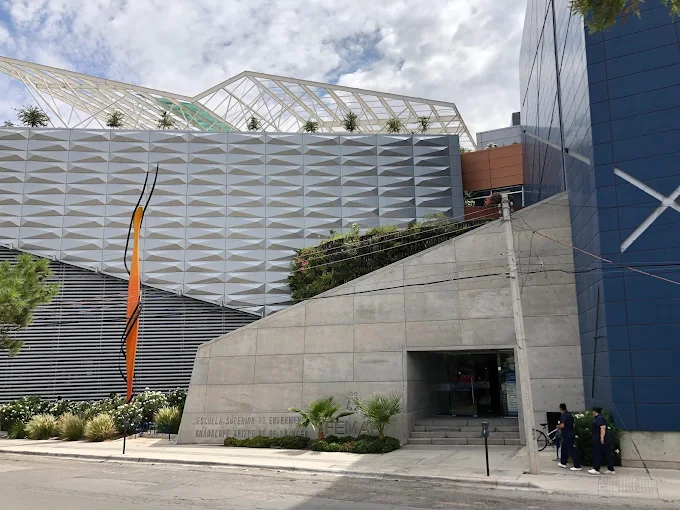 Estudiantes de enfermería FEMAP en formación con uniformes limpios